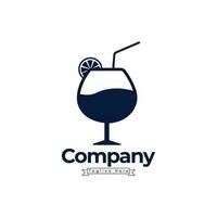 het beste zwart logo met een cocktail en een citroen Aan de bodem met een wijn glas van sap. vector klem kunst sap ontwerp met premie modern logo sjabloon.