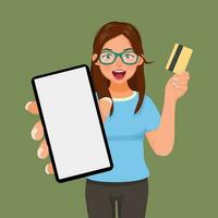 verrast jong vrouw met bril Holding credit kaart tonen slim telefoon met blanco scherm vector