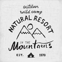 bergen hand getrokken schets embleem outdoor camping en wandelen activiteit extreme sporten outdoor avontuur symbool vector illustratie op grunge achtergrond
