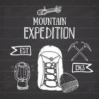 berg expeditie vintage set. hand getrokken schets elementen voor retro badge embleem, outdoor wandelavontuur en bergen verkennen labelontwerp, extreme sporten, vectorillustratie op schoolbord. vector