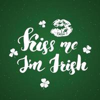 kus me ik ben Iers. st patrick's day wenskaart hand belettering met lippen en klaverblaadjes, Ierse vakantie geborsteld kalligrafische teken vector illustratie.