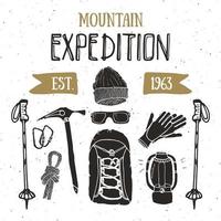 berg expeditie vintage set. hand getrokken schetselementen voor retro kentekenembleem, openluchtwandelavontuur en bergen die etiketontwerp, extreme sporten, vectorillustratie onderzoeken. vector