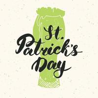 gelukkige st patrick's day vintage wenskaart hand belettering op bier beker silhouet, Ierse vakantie grunge getextureerde retro design vectorillustratie vector