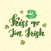 kus me ik ben Iers. st patrick's day wenskaart hand belettering met lippen en klaverblaadjes, Ierse vakantie geborsteld kalligrafische teken vectorillustratie op patroonachtergrond vector