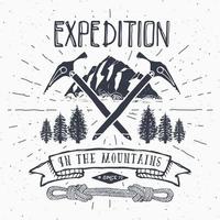 berg expeditie vintage label retro badge. hand getekend geweven embleem buiten wandelen avontuur en bergen verkennen, extreme sporten, grunge hipster ontwerp, typografie print vectorillustratie vector