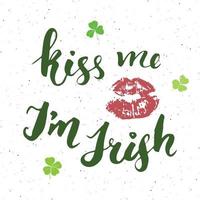 kus me ik ben Iers. st patrick's day wenskaart hand belettering met lippen en klaverblaadjes, Ierse vakantie geborsteld kalligrafische teken vectorillustratie op patroonachtergrond vector