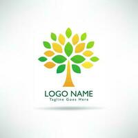 creatief boom en blad groen logo vector. groen milieu concept, ecologisch. vector