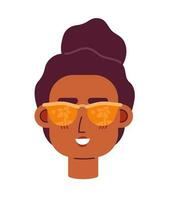 zwart vrouw zonnebril glimlachen met afro semi vlak vector karakter hoofd. zomer meisje. bewerkbare tekenfilm avatar icoon. gezicht emotie. kleurrijk plek illustratie voor web grafisch ontwerp, animatie