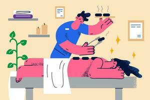 professioneel masseur maken massage naar ontspannen vrouw cliënt in modern salon of spa. masseuse Doen lichaam acre procedures naar vrouw geduldig in salon. ontspanning en welzijn. vector illustratie.