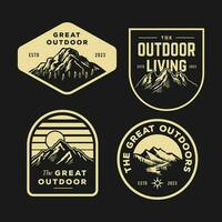 set collectie vintage avontuur badge. camping embleem logo met berg illustratie in retro hipster stijl vector