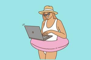 gelukkig jong vrouw in opblaasbaar ring werken Aan computer gedurende zomer vakantie. glimlachen vrouw freelancer gebruik laptop Bij strand. freelance concept. vector illustratie.