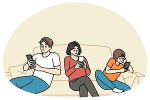 ouders met kind zitten Aan sofa gebruik makend van telefoons vector