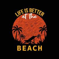 leven is beter Bij de strand zomer surfing typografie of grafiek t-shirt ontwerp vector