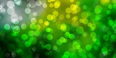 licht groen geel vector sjabloon met cirkels glitter abstracte illustratie met kleurrijke druppels patroon voor boekjes folders