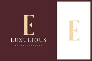 elegant gemakkelijk minimaal luxe serif doopvont alfabet brief e logo ontwerp vector