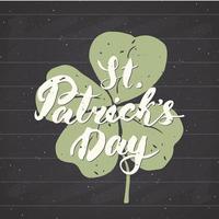 happy st patrick's day vintage wenskaart hand belettering op klaver silhouet, Ierse vakantie grunge getextureerde retro design vectorillustratie op schoolbord achtergrond. vector