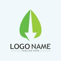 eco energie vector logo met blad symbool. groene kleur met grafische flits of donder. natuur en elektriciteit hernieuwbaar. dit logo is geschikt voor technologie, recycle, organisch.