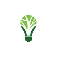 biologisch groen contour van elektrisch licht lamp met drie groen bladeren. vlak schets icoon. vector illustratie. eco vriendelijk