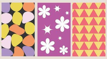 reeks van drie posters in een jaren 2000 psychedelisch stijl in helder kleuren met vormloos elementen, ster bloemen en driehoeken. vector illustratie