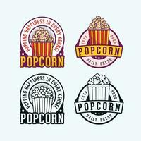 popcorn logo insigne met een illustratie van popcorn in de emmer. popcorn ontwerp logo verzameling. vector