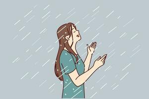 vrouw geniet regen staand onder druppels vallend van lucht in nat t-shirt en verhogen hoofd omhoog. gelukkig jong meisje verheugt zich in herfst regen na lang zomer droogte veroorzaakt door heet klimaat vector