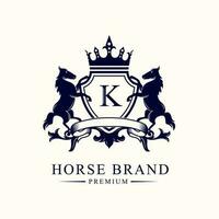 luxe gouden Koninklijk paard koning logo ontwerp inspiratie vector illustratie