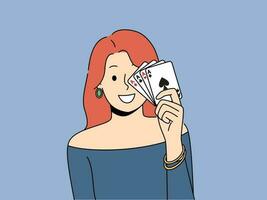 glimlachen roodharige vrouw poseren met spelen kaarten in handen. gelukkig vrouw gokker met poker kaarten. het gokken en riskant hobby. vector illustratie.