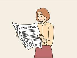 krant- met nep nieuws in handen van vrouw lezing false informatie van verslaggevers gebruik makend van propaganda technieken naar intimideren lezers. meisje met krant- met nep nieuws bang opent mond vector