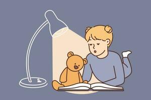 weinig meisje leugens Aan verdieping lezing boek met fee verhaal verhaal langs met teddy speelgoed- beer. verrast meisje in pyjama looks Bij afbeeldingen in boek met fee verhalen over tovenaars of mooi zo feeën vector