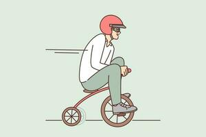 grappig Mens schijven miniatuur fiets haasten naar vergadering of ontspannende in Reserve tijd. vrolijk vent in beschermend helm het rijden speelgoed- fiets voor concept van bedrijf versnelling of stormloop in beheer vector