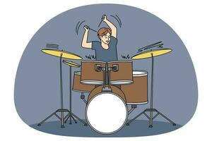 opgewonden jong Mens spelen Aan drums set. gelukkig mannetje trommelaar of musicus met stokjes advertentie bekkens. hobby en muziek- vermaak concept. vector illustratie.