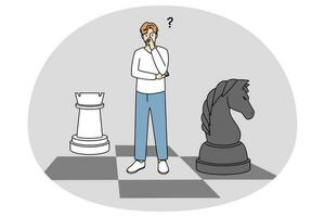 zakenman staand Aan schaakbord denken van De volgende stap. verward Mens brainstorm overwegen bedrijf risico of uitdaging. dilemma en besluit maken. vector illustratie.