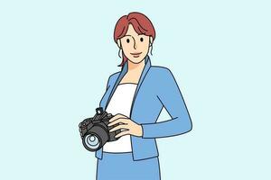 portret van glimlachen jong vrouw fotograaf met professioneel camera. gelukkig vrouw met fotograaf apparatuur. bezetting concept. vector illustratie.