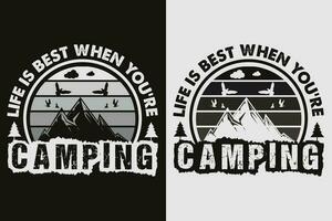 leven is het beste wanneer jij bent camping, camping shirt, buitenshuis shirt, berg shirt, camping minnaar shirt, avontuur shirt, reizen shirt, camping geschenk, kampeerder, camper geschenk, camping groep, natuur minnaar overhemd vector