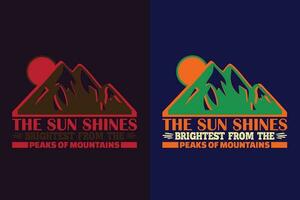 de zon schijnt slimste van de pieken van bergen, avontuur shirt, reizen shirt, reizen buitenshuis, natuur minnaar tee, camping overhemden, koel berg minnaar shirt, hiking, berg, reizen geschenk vector