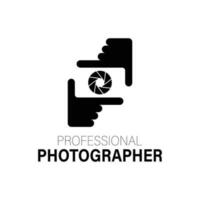 logo camera in fotograaf handen vector