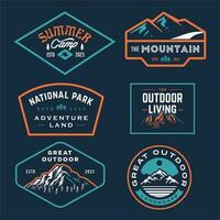 reeks verzameling van wijnoogst avontuur kenteken. camping embleem logo met berg illustratie in retro hipster stijl. vector