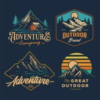 reeks verzameling van wijnoogst avontuur kenteken. camping embleem logo met berg illustratie in retro hipster stijl. vector