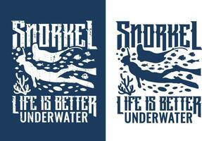 snorkel, leven is beter onderwater. de duiker zwemmen is omringd door pijlstaartroggen, vis, en bubbels. vector illustrator