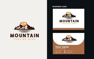 berg avontuur en outdoor vintage logo sjabloon. badge of embleemstijl. vector illustratie