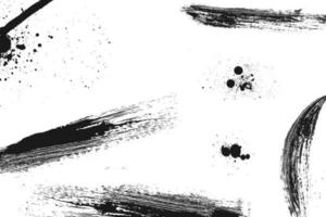 zwart borstel beroertes Aan wit achtergrond met verspreide inkt vlekken en inkt spatten. grunge achtergrond. vector illustratie. eps 10.