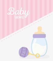 babyshower, rammelaar speelgoed en melkfles strepen roze feestkaart vector