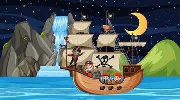 oceaan met piratenschip bij nachtscène in cartoonstijl vector