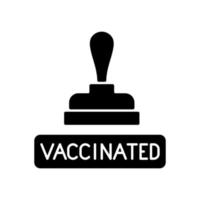 gevaccineerde stempel zwarte glyph pictogram. covid-virusbescherming. document voor behandeling. ziektepreventie. gezondheidszorg en medicijnen. silhouet symbool op witte ruimte. vector geïsoleerde illustratie