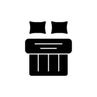 tweepersoonsbed ingesteld zwart glyph-pictogram. hotelkamer voor nachtrust. kingsize linnen beddengoed. textielproducten, huishouddoeken. slaap hygiëne. silhouet symbool op witte ruimte. vector geïsoleerde illustratie