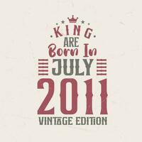 koning zijn geboren in juli 2011 wijnoogst editie. koning zijn geboren in juli 2011 retro wijnoogst verjaardag wijnoogst editie vector
