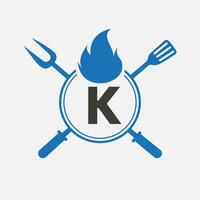 brief k restaurant logo met rooster vork en spatel icoon. heet rooster symbool vector