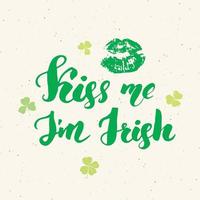 kus me ik ben Iers. st patrick's day wenskaart hand belettering met lippen en klaverblaadjes, Ierse vakantie geborsteld kalligrafische teken vector illustratie.