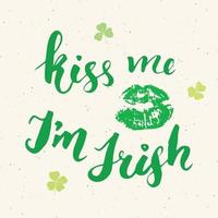 kus me ik ben Iers. st patrick's day wenskaart hand belettering met lippen en klaverblaadjes, Ierse vakantie geborsteld kalligrafische teken vector illustratie.