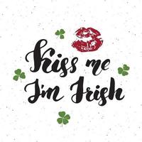 kus me ik ben Iers. st patrick's day wenskaart hand belettering met lippen en klaverblaadjes, Ierse vakantie geborsteld kalligrafische teken vector illustratie.